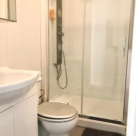 Quarto em Acomodações Particulares Studio Independant Dans Une Maison Avec Jardin
